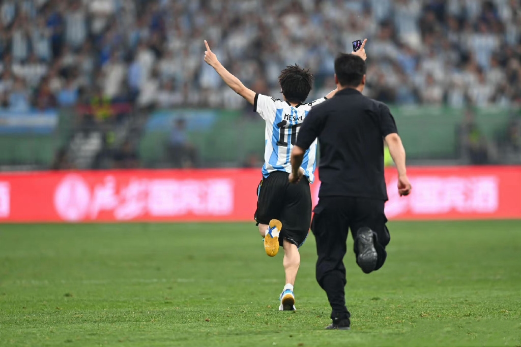 马未都评球迷冲场抱梅西,马未都评论拥抱梅西的球迷