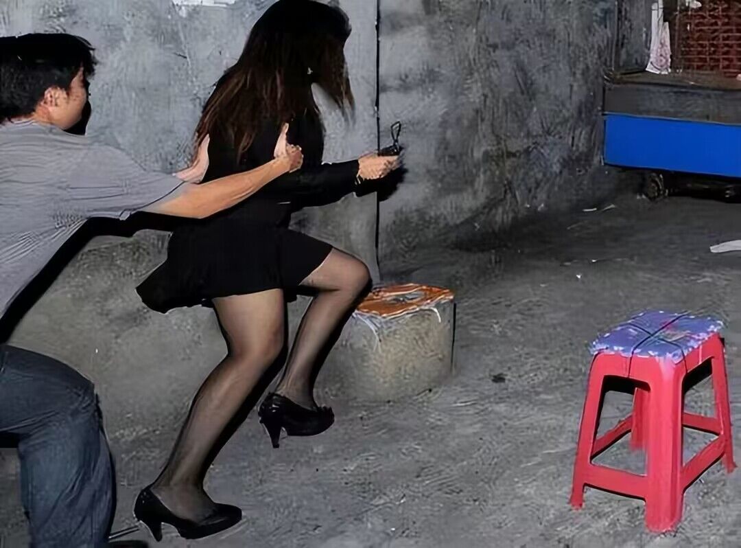 2021年，辽宁一48岁*女妓**报警:这个体育生太猛了，过来把他带走！