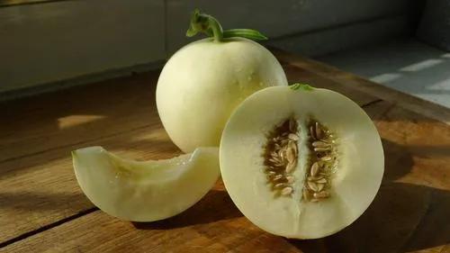 甜瓜滞销瓜农含泪卖瓜,甜瓜卖不动的原因