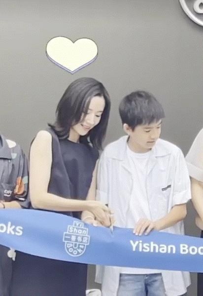 董洁带儿子顶顶回农村,董洁带儿子顶顶出席活动