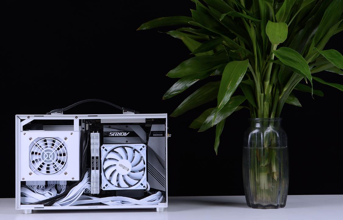 比两三万笔记本电脑还好的itx主机,5000元itx主机加便携显示器