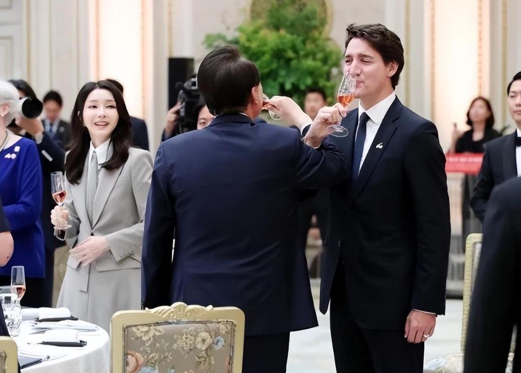 韩国第一夫人同框,韩国第一夫人的脸让人羡慕