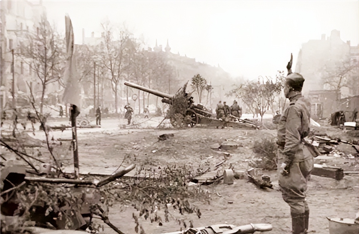 320名纳粹漂亮女兵：怕被苏军报复，狂欢后集体选择自杀