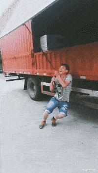 今天过来按脚，恰巧碰见了前女友，我该怎么化解尴尬呢？