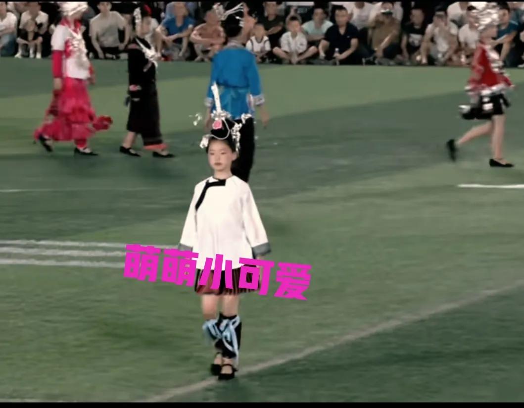 村超少数民族时装秀完整版,村超上演民族服装秀