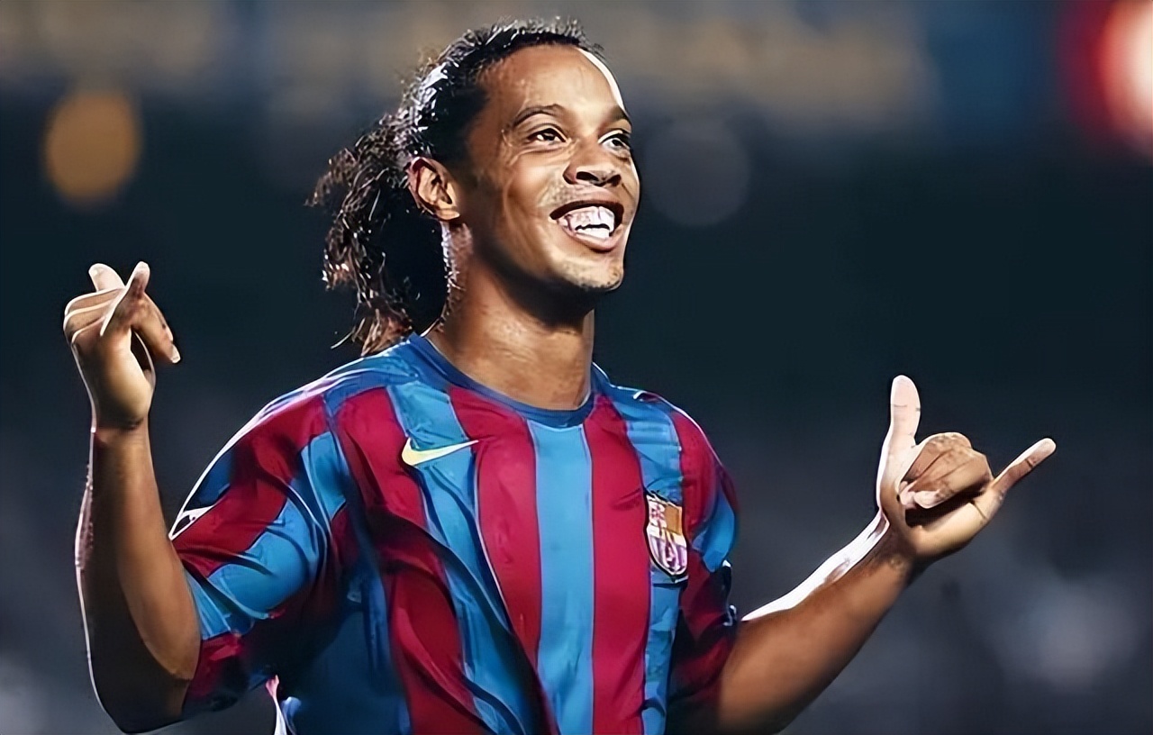 他每天酗酒泡吧，跟女人纵欲自甘堕落，从足坛巨星神坛沦落为笑柄