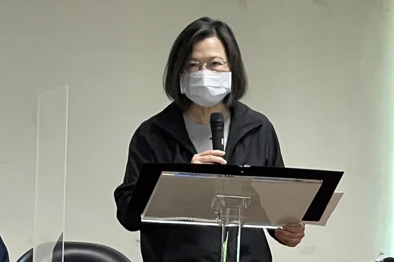 过半数岛内民众反对*进党民**继续“执政”，街访民众：干嘛把台湾推向战争边缘