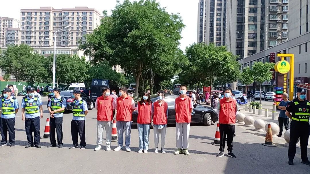 介休青志协红马甲为你护航，愿你旗开得胜，未来闪闪发光