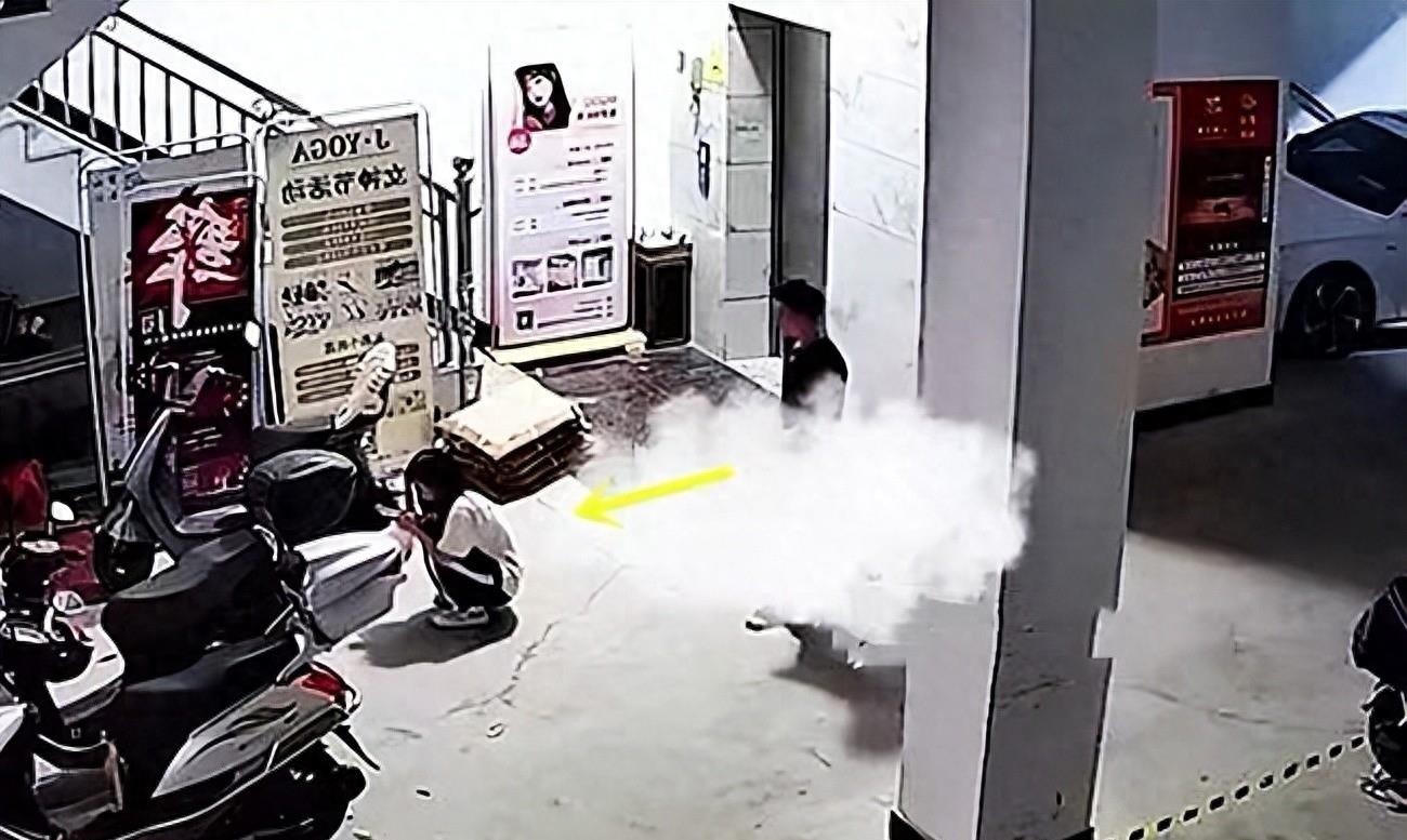 *欲情**燃烧！翘臀女子遭陌生男子激情涌动