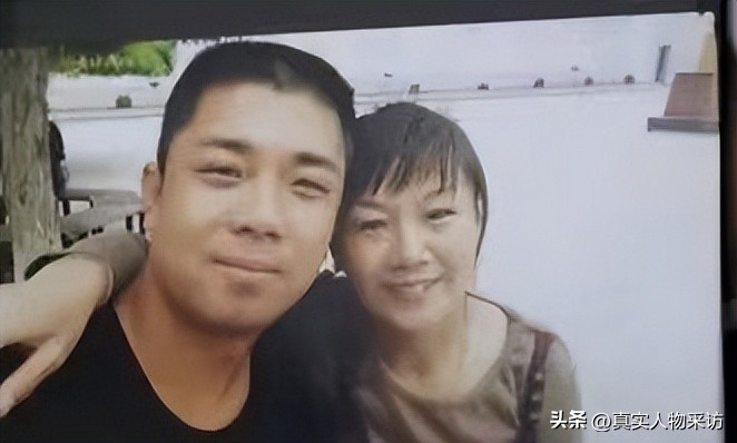 8090后的街头卖唱,13岁少年坚持7年陪父街头卖唱