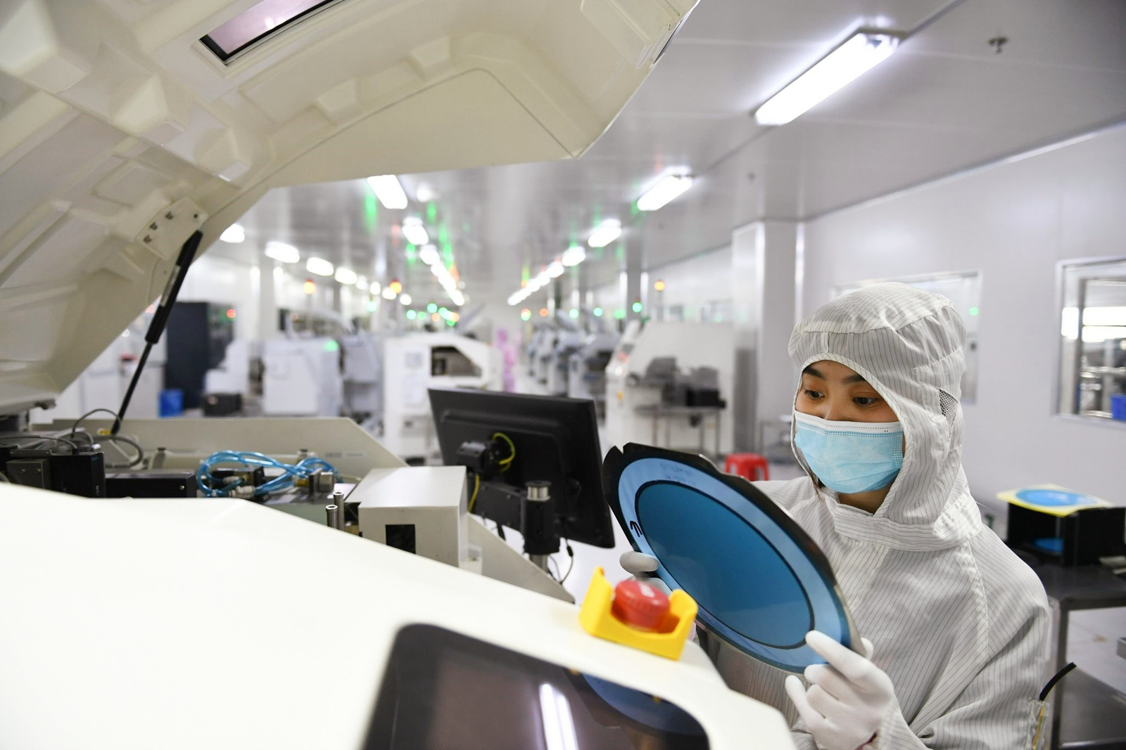 “一个技术人员都不留”！提桶跑路的美光，在怕什么？