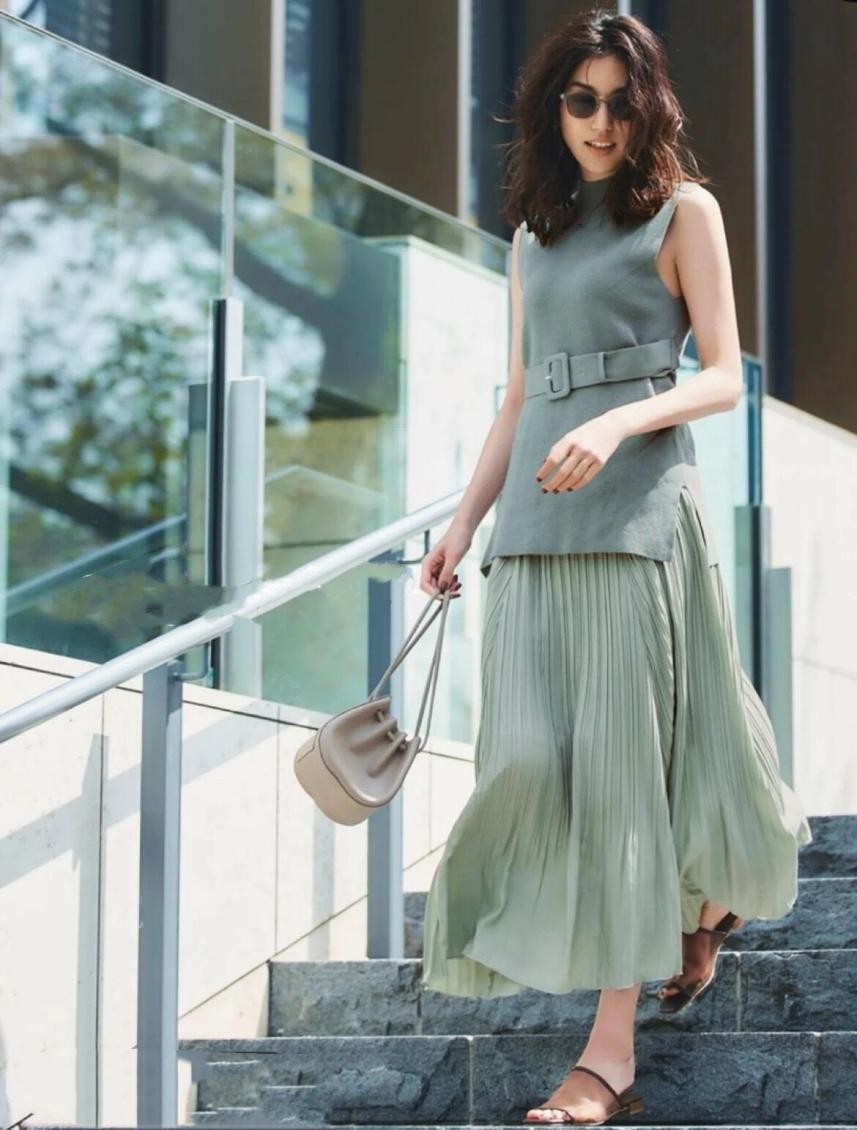 皮肤偏黑偏黄的女生穿什么颜色,皮肤黑的女人适合颜色