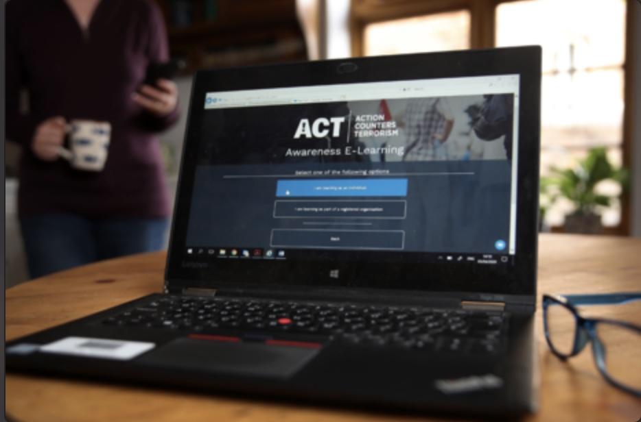 伦敦反恐警察*拍偷**51名模特的裸照视频，总时长达5天多