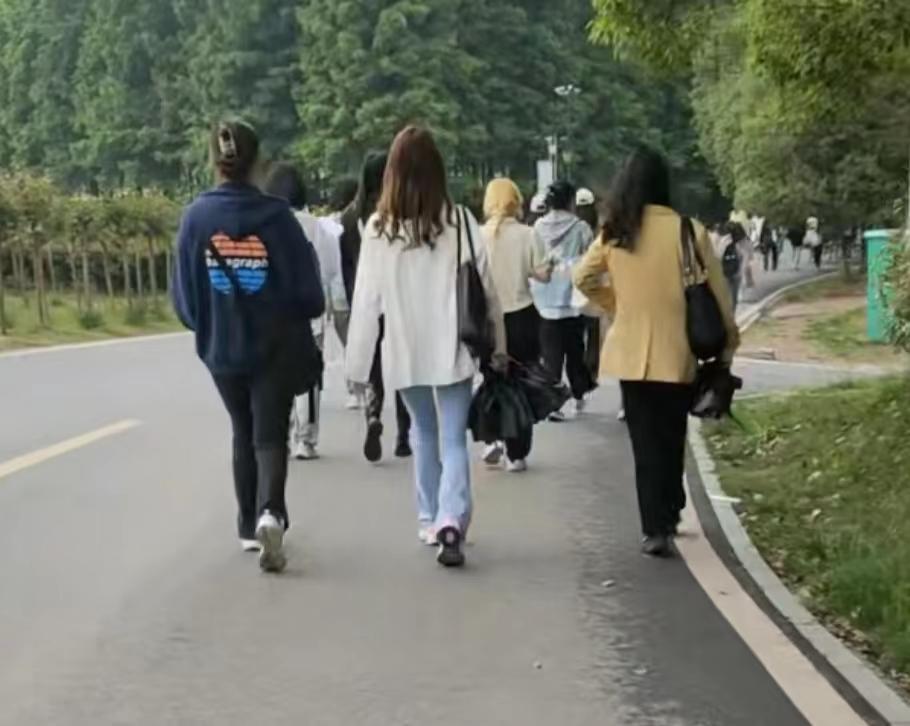 安徽女大学生晒“同学背影”，称“学校是尼姑庵”，网友评论亮了