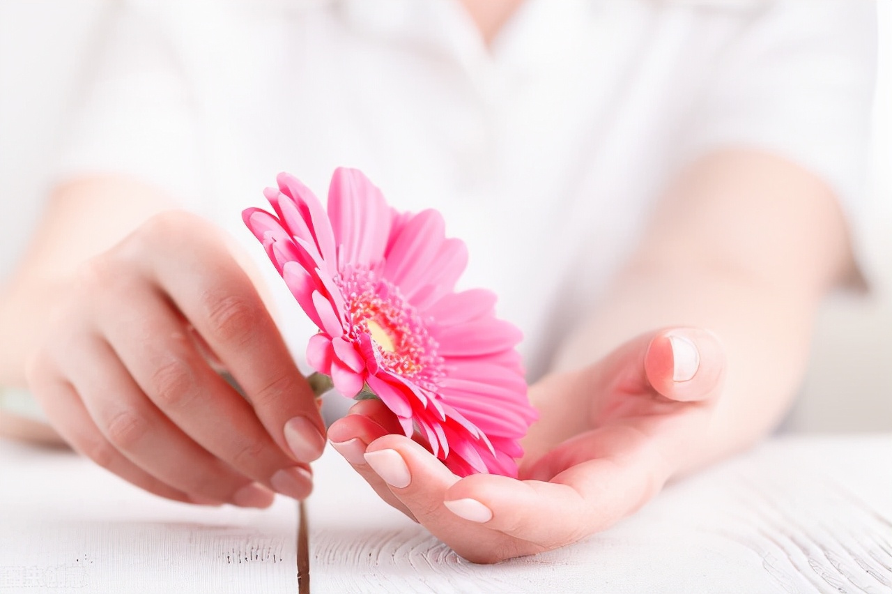 女性为什么有时候会轻微的异味,女性大腿两侧潮湿有异味是什么病