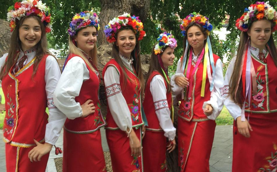 中国俄罗斯族，1.5万人，一头金发高鼻梁深眼窝，一口流利普通话