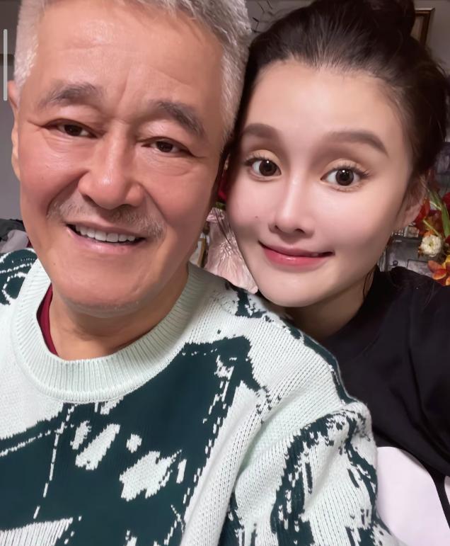 赵本山女儿晒结婚证件照,赵本山为女儿官宣恋情