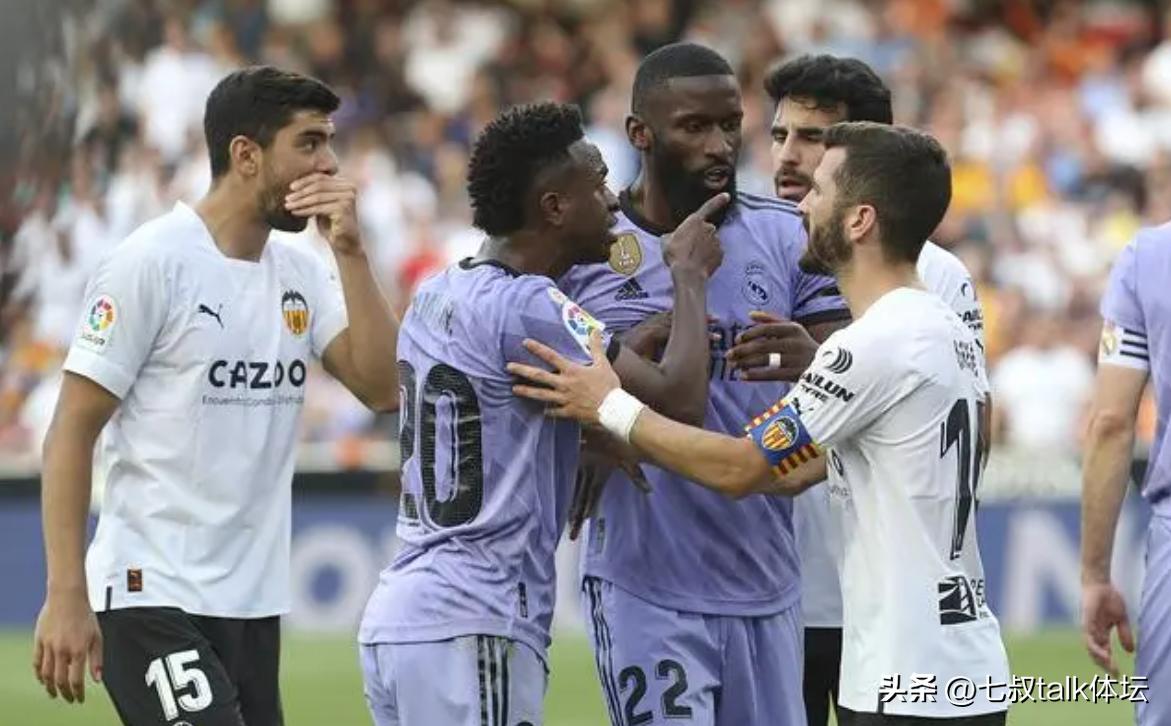 双标！维尼修斯遭种族歧视威胁离开皇马，对中国人拉眼角被无视