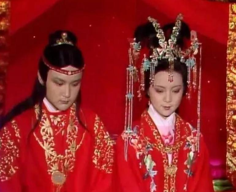 薛宝钗与贾宝玉成亲表演,薛宝钗贾宝玉成亲87版有没有洞房