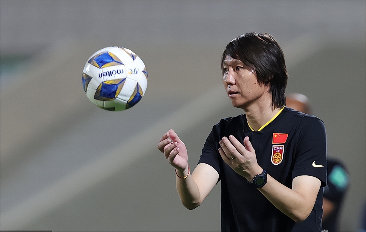 拔萝卜带泥,李铁供出三名男国足参与打假球,门将张鹭被带走