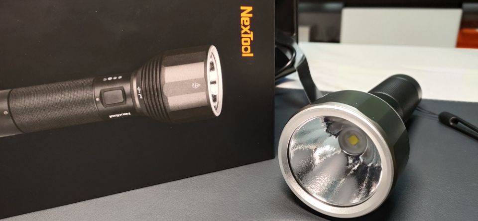 手持版探照灯，大能量长续航徒步户外可靠无忧