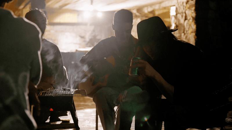 他在贵州租下200亩山谷，95后纷纷投奔：过不花钱的日子，很快乐