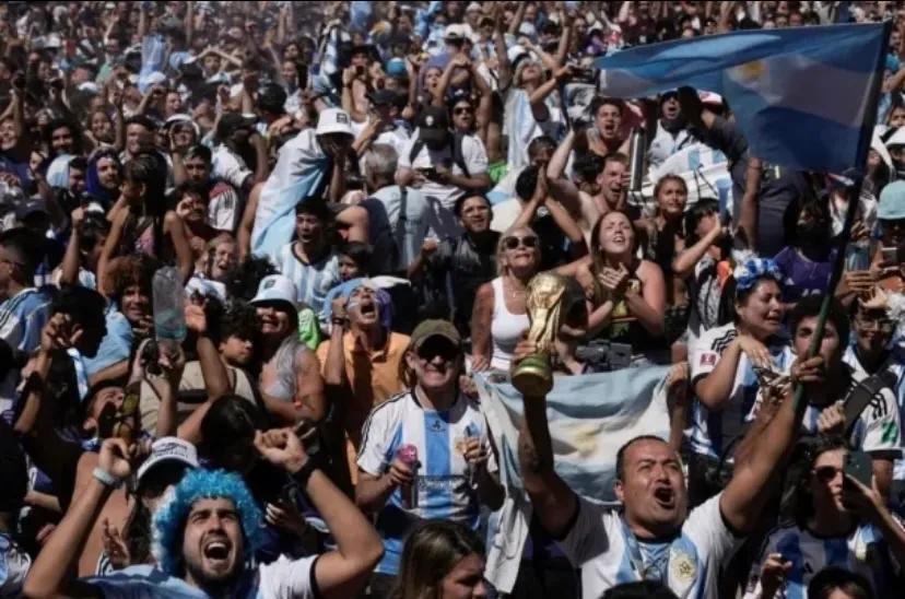 现在的阿根廷人评价梅西,唯有足球不辜负梅西阿根廷