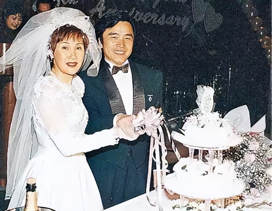 癌症也不能让他们分开，宠妻48年的姜大卫献吻为妻庆生