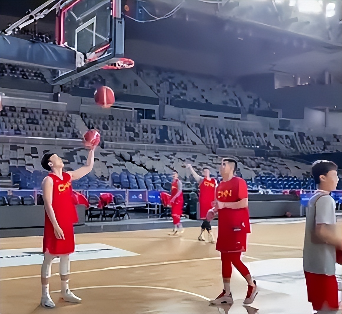 胡明轩赢球前后对比,中国男篮胜伊朗队胡明轩上场时间