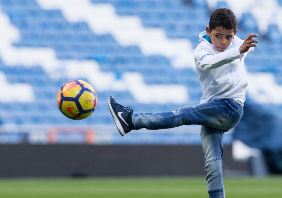 c罗12岁的时候,c罗12岁才踢球吗