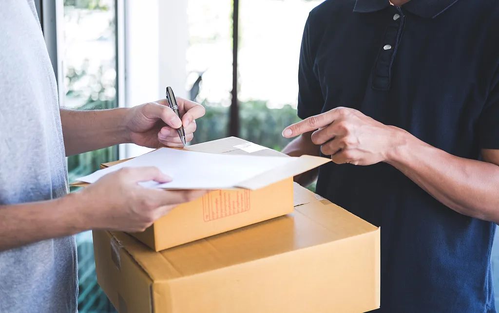 虚构办事事实诈骗七万会判刑多久,伪造单据诈骗快递费判几年刑