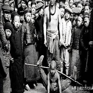 *光脱**犹太人女人衣服，集体*杀屠**，老照片再现变态的纳粹德国！