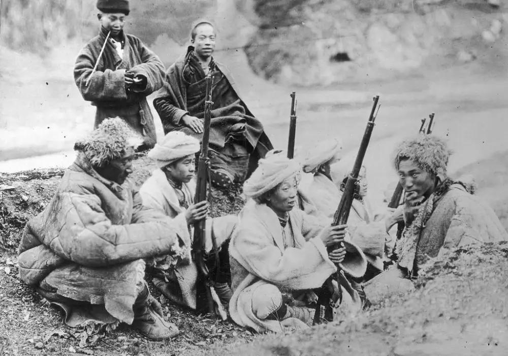 第4军遭马家军包围，炮兵急中生智：炮轰穿蓝毛衣的人！果然脱险