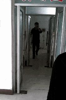 女子和同事打闹，用力过猛竟直接把*裤底**扯两半，羞得蹲地不敢起身