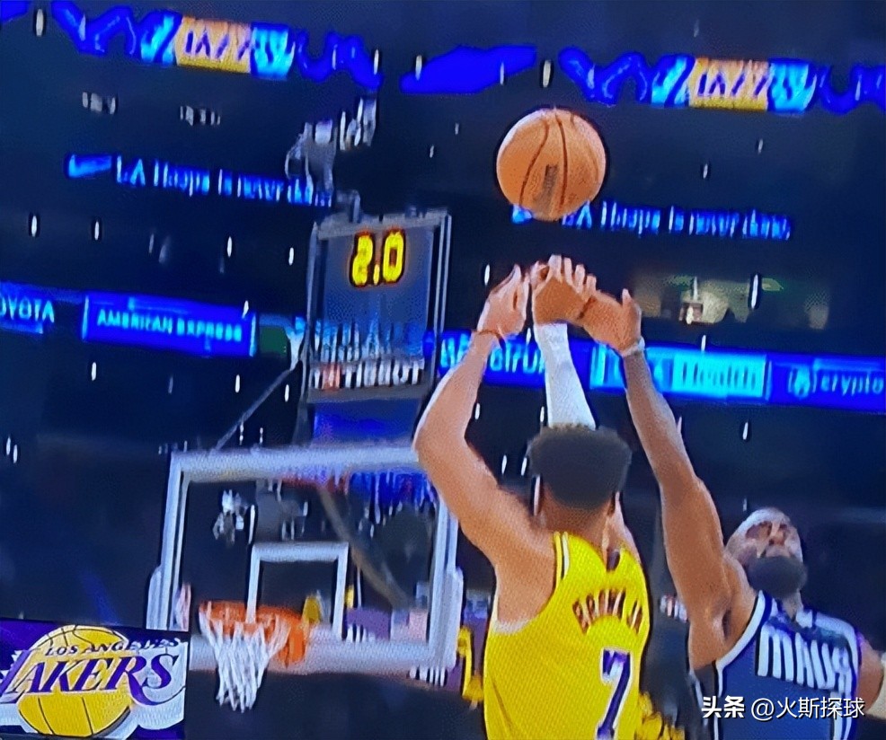 老詹被犯规不吹,老詹绝杀犯规没吹