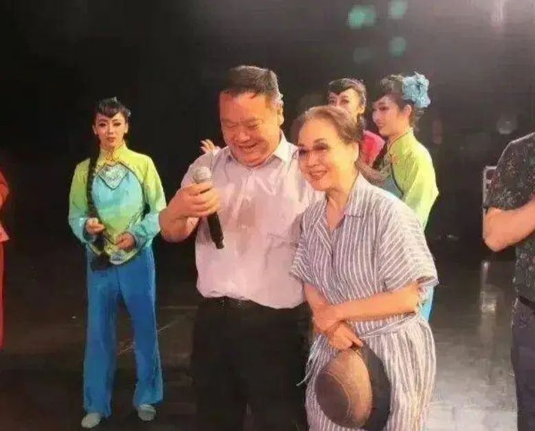 李谷一不化妆的脸视频,李谷一摘掉假发相片图文