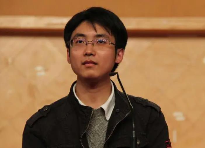 刘霆16年前背母上大学感动全国,背母求学的刘霆为什么变性