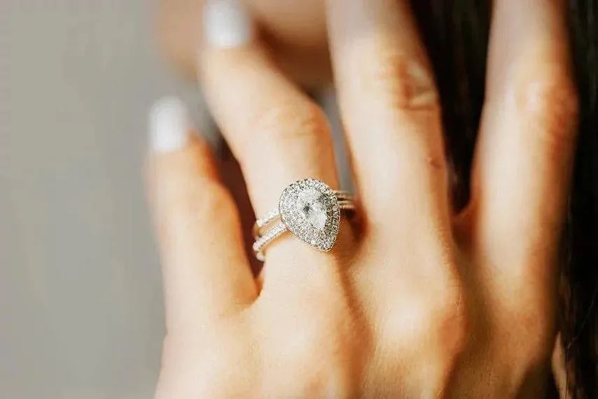 买钻戒记住这几点轻松省下蜜月钱,史上最全的挑选钻戒攻略