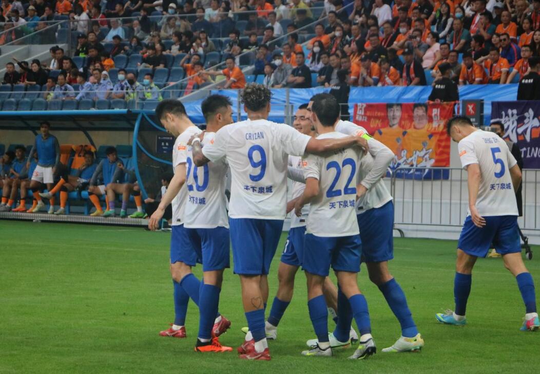 崔康熙赛后与球迷互动,崔康熙山东赛后发布会