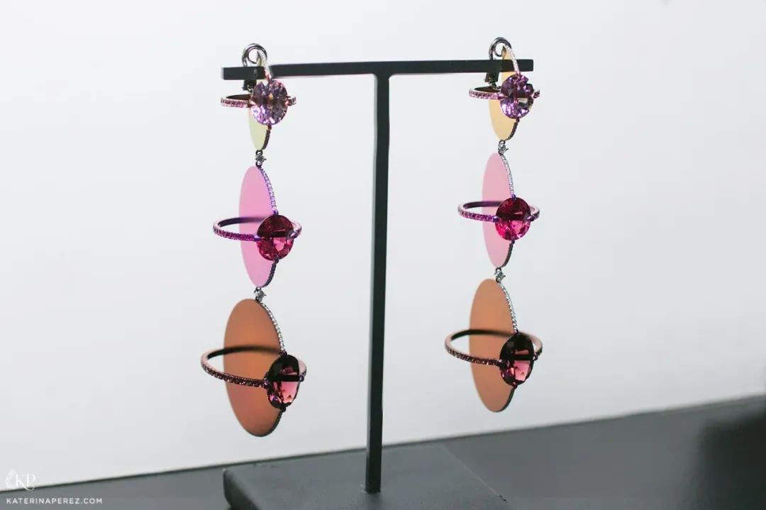 登上苏富比、用各种奇特新材质……邀你进入这位意大利设计师的珠宝新世界