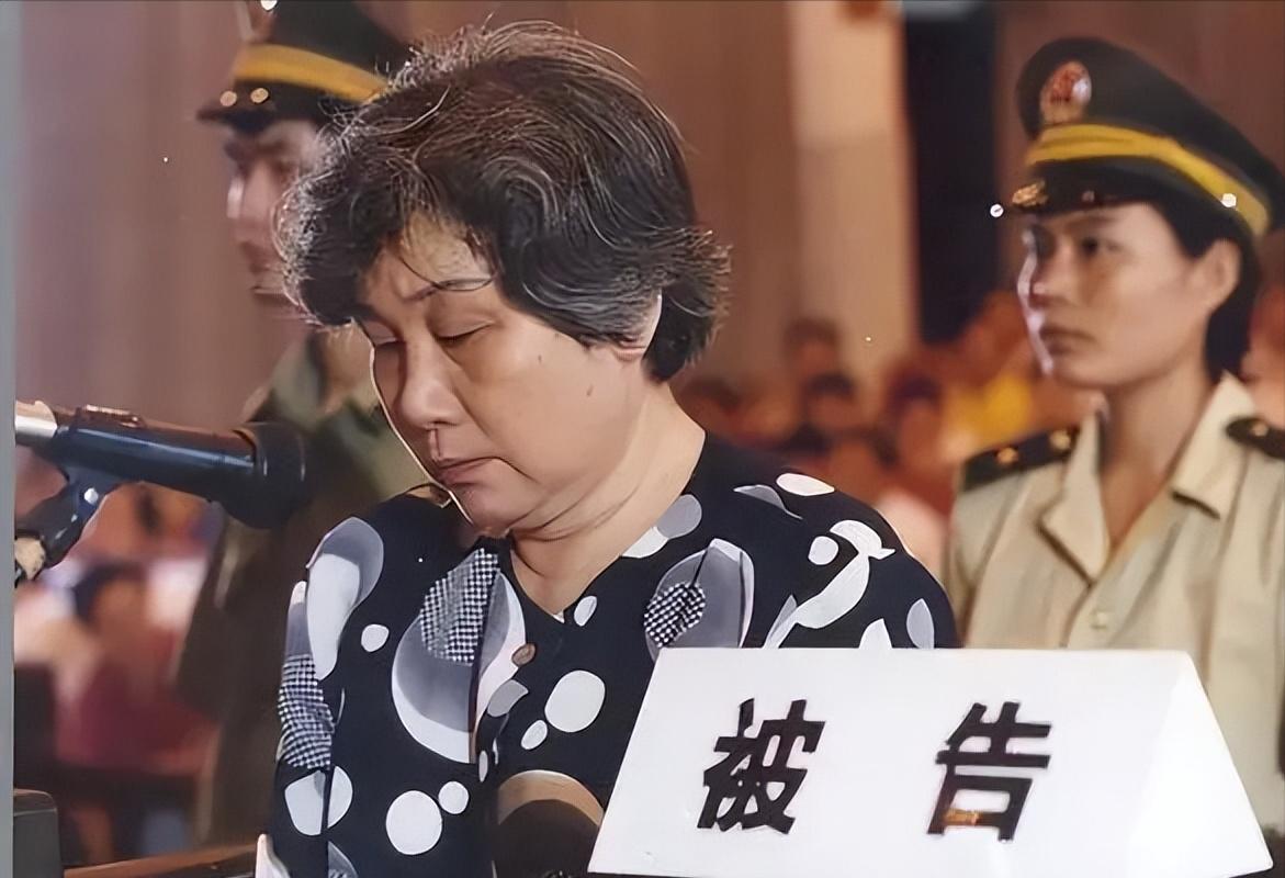 许家印算什么？这个女*子骗**狂揽32亿事发后*债讨**人排满四层楼