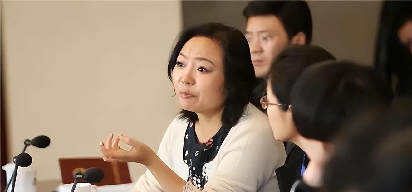 手握11万亩地皮，银行存七百多亿，她才是我国隐形“地产女首富”