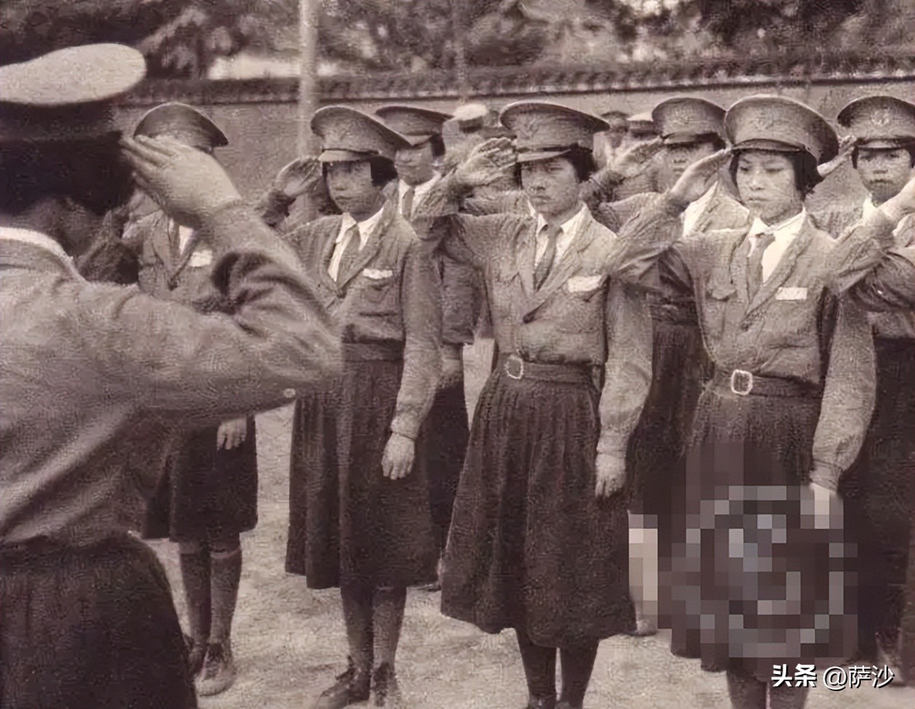 为什么抗日时期国军服装分了颜色,为什么汉奸军服是军阀服装