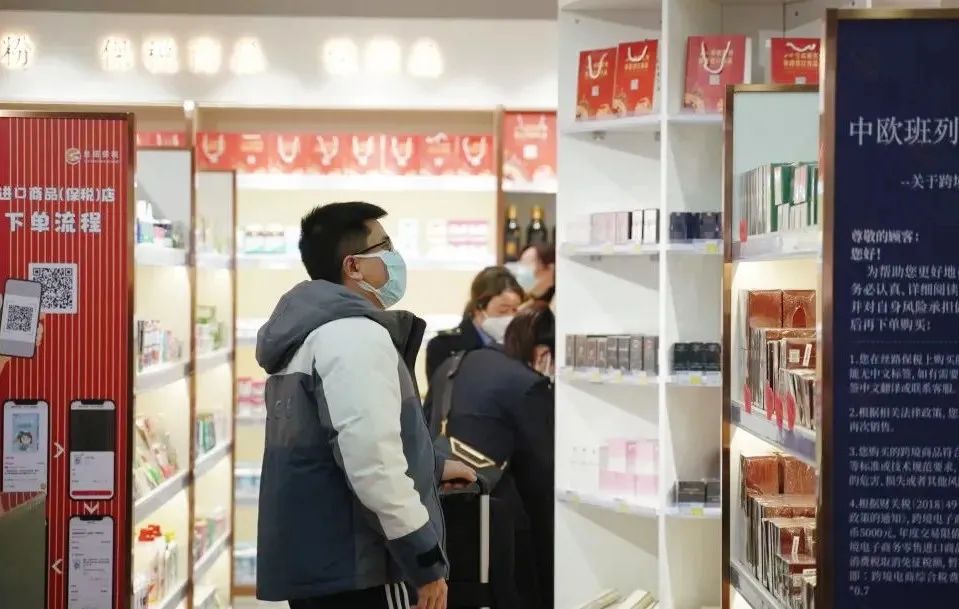 进口化妆品店卖的是正品吗,火车站卖高价商品合理吗