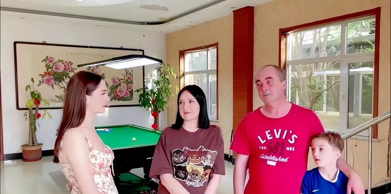 富二代崔凯瑞，娶崇拜毛主席的乌克兰美女，今带丈人一家定居中国