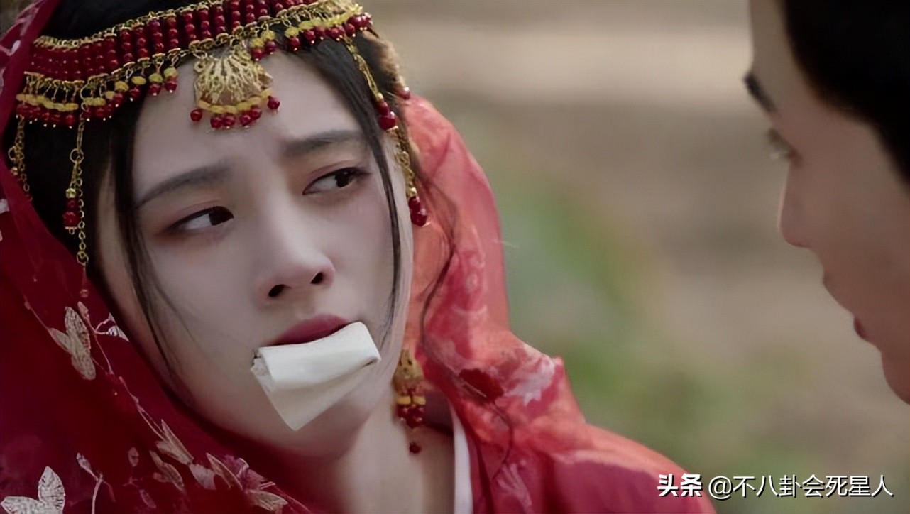 鞠婧祎8大离谱妆容：吐血不敢弄花半永久妆，守丧也要浓妆涂红唇