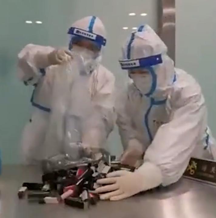 男子带160支口红,男游客带160支口红入境被查