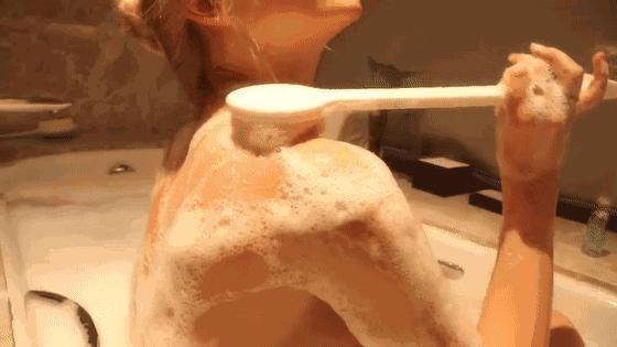 秋天身上干燥起皮屑,秋天皮肤干燥还需要做清洁吗