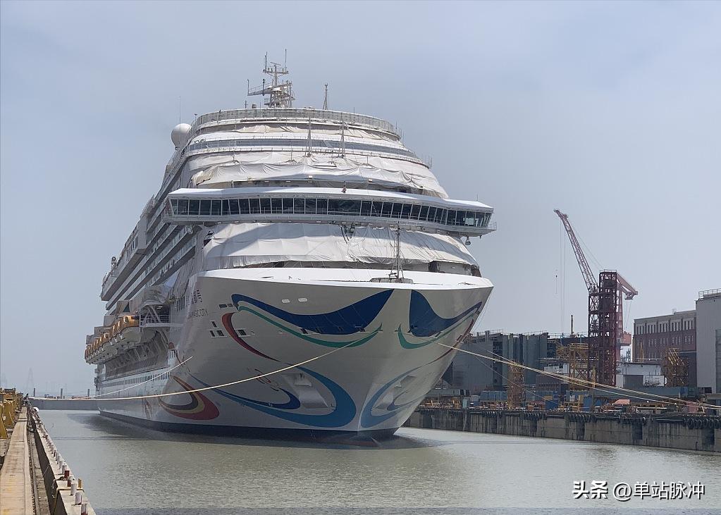 首艘国产大型邮轮移泊至上海,首艘国产大型邮轮拟返程