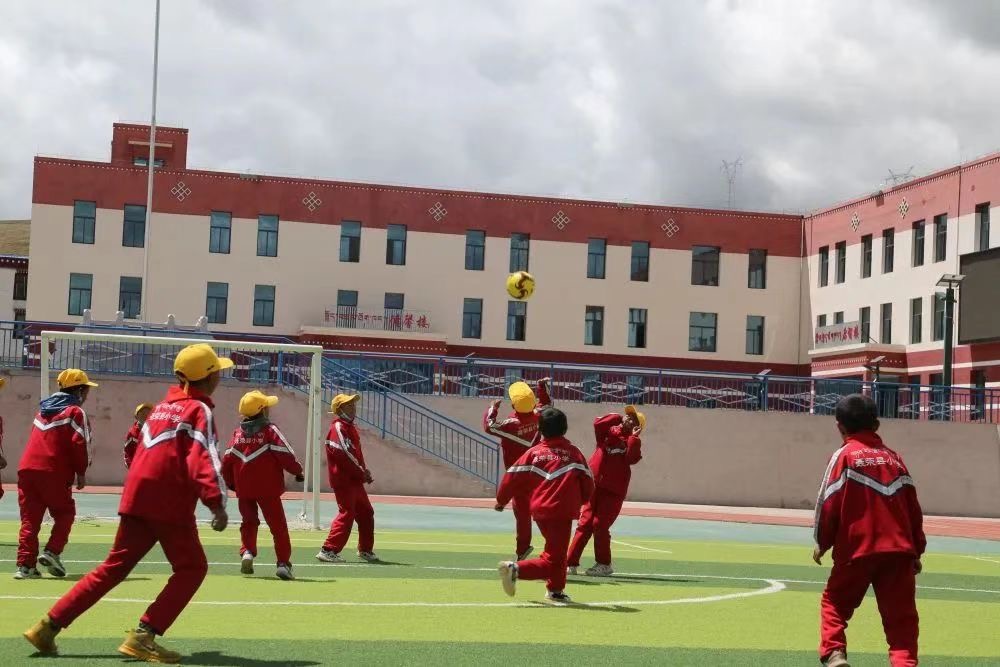 一双球鞋一人一只，凑成“黄金左右脚”！没有什么能够阻挡“运动小子”们的热爱